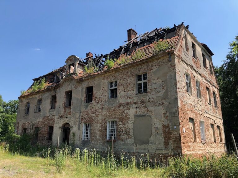 Palace in Ciepielowice: A Neoclassical Manor Residence in Poland