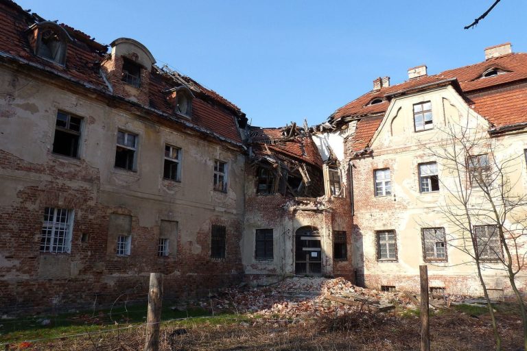 Palace in Ciepielowice: A Neoclassical Manor Residence in Poland
