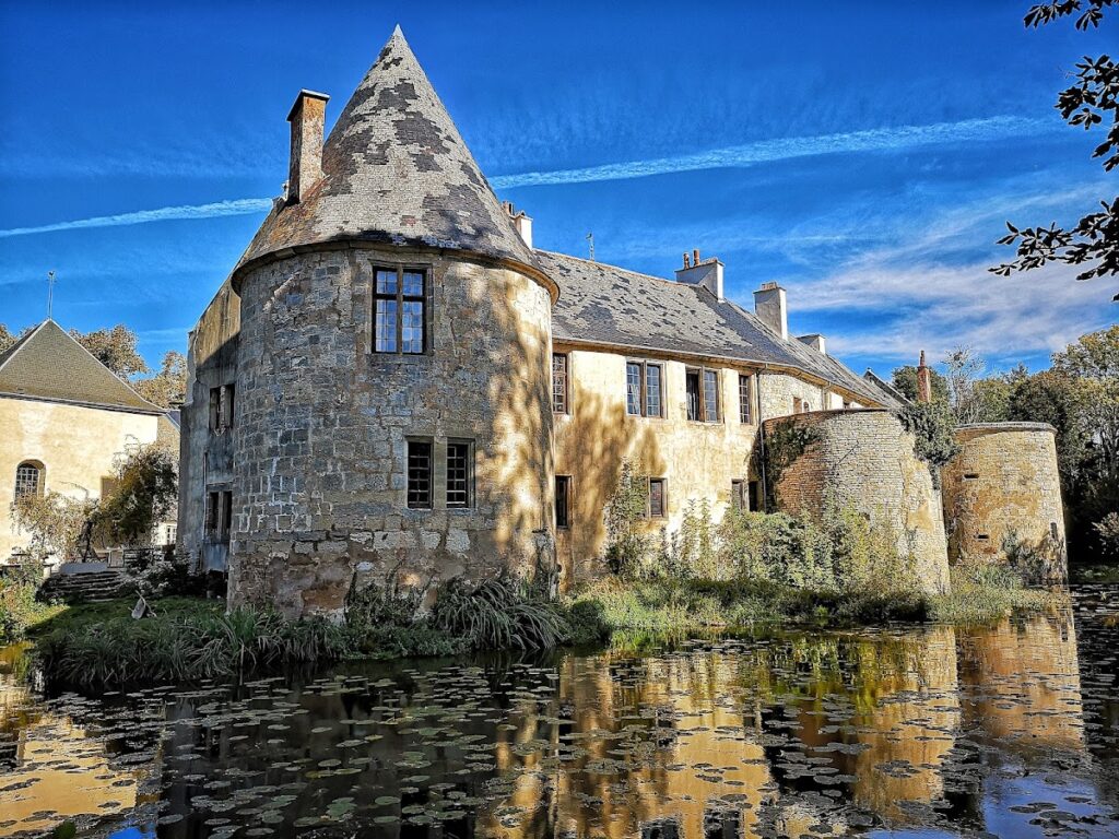Château d'Autricourt: A Medieval Fortress in France 1 Château d'Autricourt