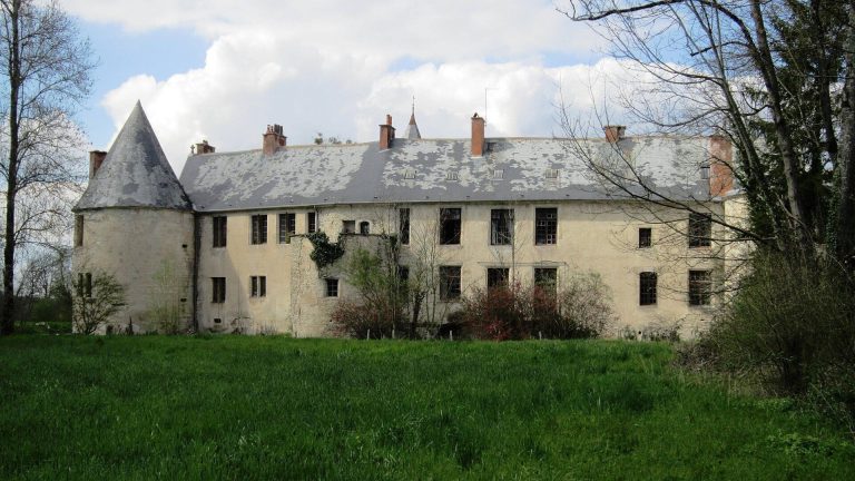 Château d’Autricourt: A Medieval Fortress in France