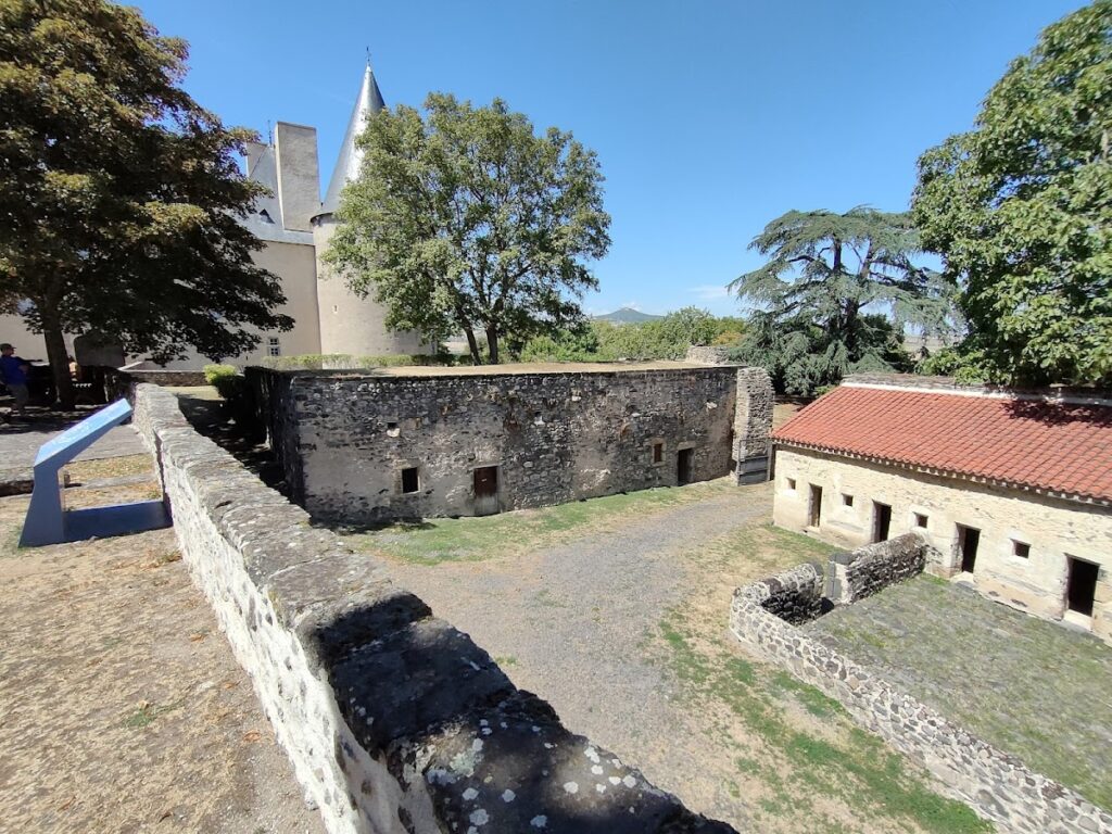 Château de Villeneuve-Lembron: A Late-Medieval Château and Pleasure Residence 5 Château de Villeneuve-Lembron