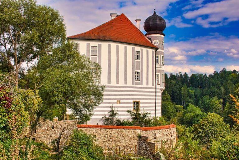 Schloss Schönberg (Wenzenbach): A Medieval Castle Complex in Germany