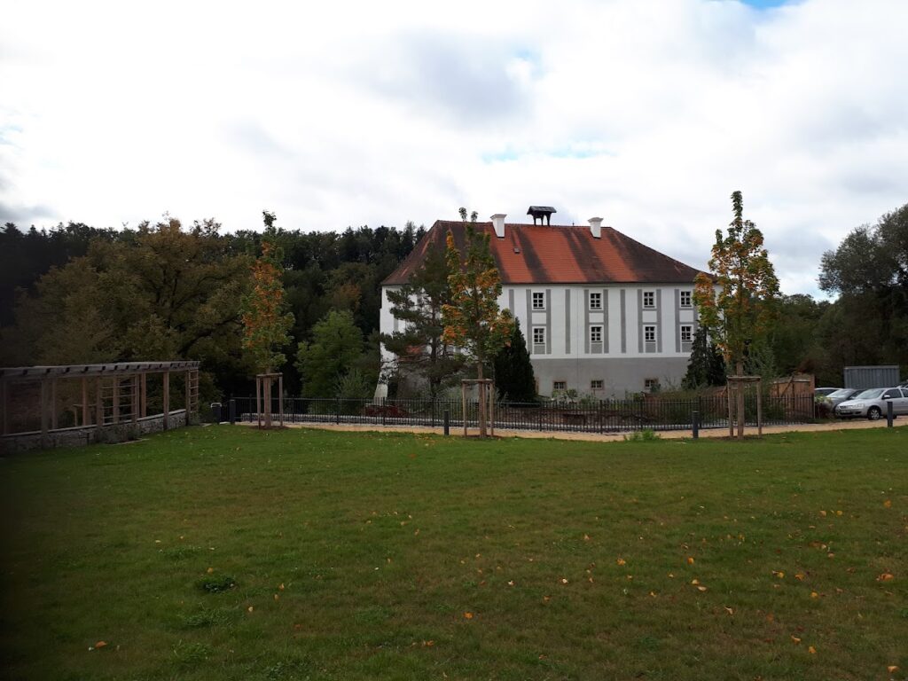 Schloss Schönberg (Wenzenbach): A Medieval Castle Complex in Germany 3 Schloss Schönberg (Wenzenbach)