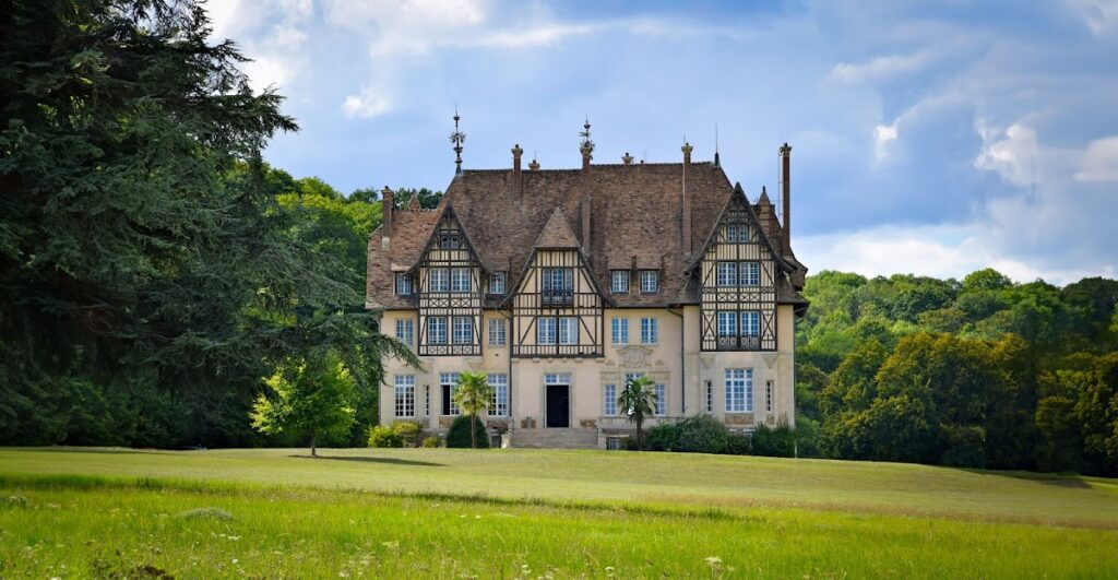 Château de Chambly: An Anglo-Norman Country House in France 1 Château de Chambly