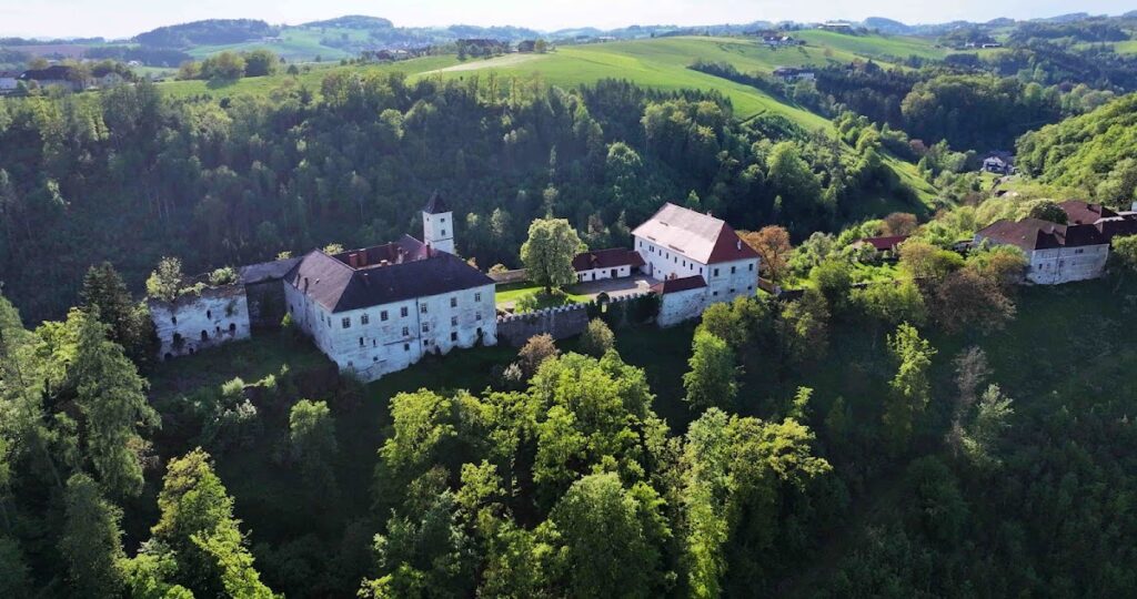 Eschelberg Castle: A Medieval Lordship and Renaissance Palace in Austria 1 Eschelberg Castle