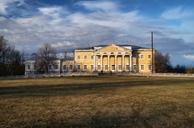 Chornomyn Palace: A Historic Estate and School in Ukraine