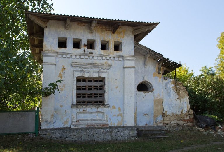 Chornomyn Palace: A Historic Estate and School in Ukraine