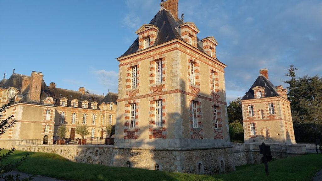 Château du Tremblay-sur-Mauldre: A Historic Estate in France 1 Château du Tremblay-sur-Mauldre