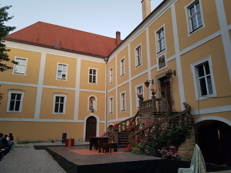 Schloss Fronberg: A Renaissance Castle Complex in Bavaria