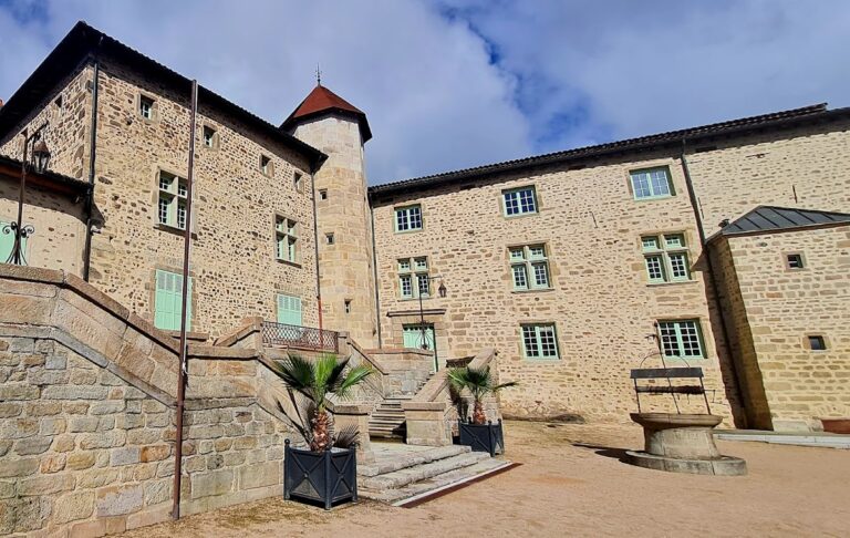 Roche-la-Molière Château: A Fortified Residence in France