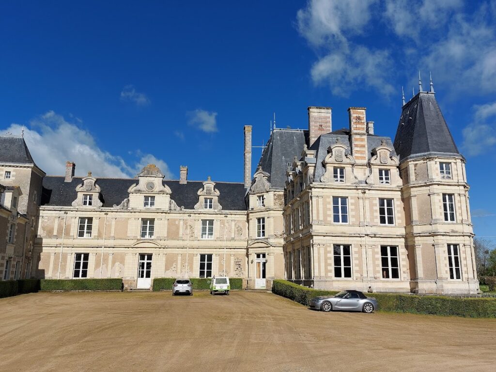 de Lucinière Castle: A Historic Estate in France 1 de Lucinière Castle