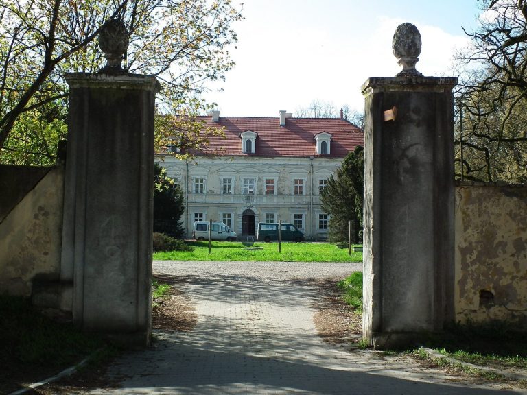 Palace in Konarzewo: A Baroque Residence in Poland