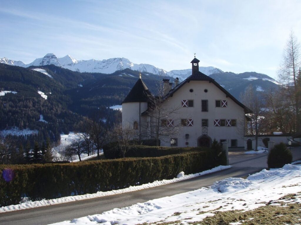 Heuberg Castle: A Former Berchtesgaden Administrative Seat in Austria 1 Heuberg Castle