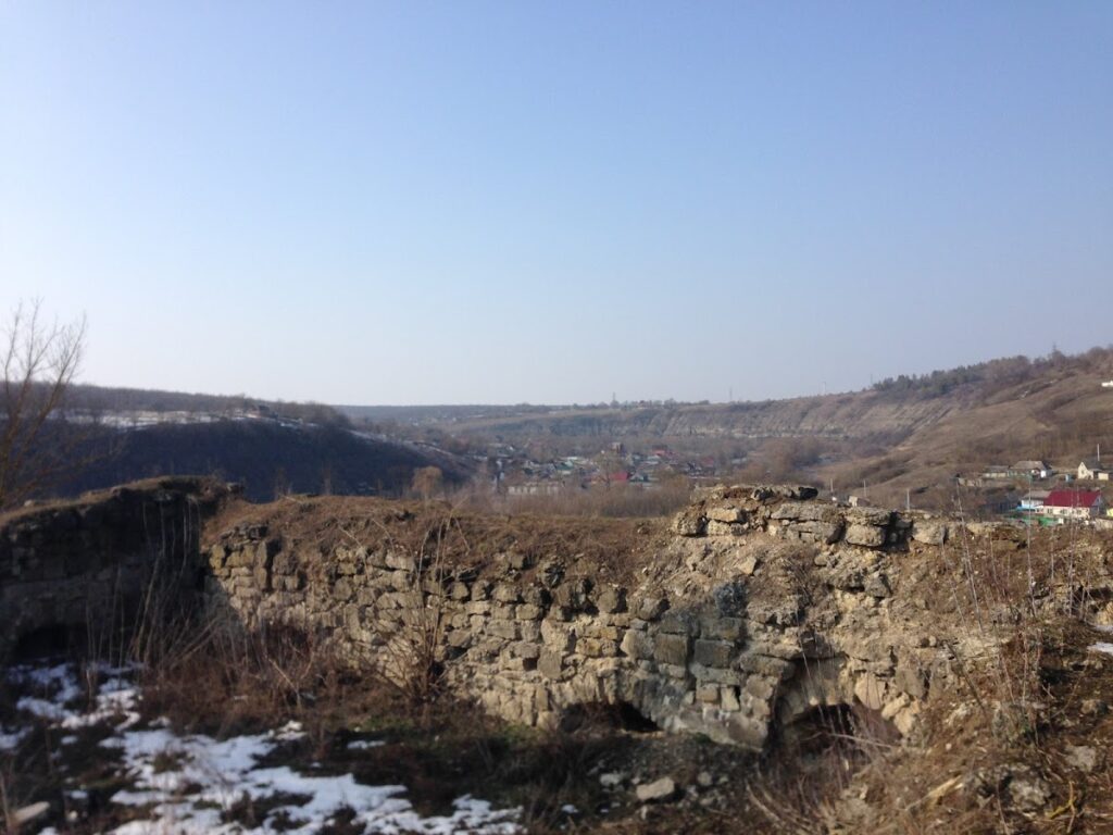 Panivtsi Castle: A Sixteenth-Century Defensive Stronghold in Ukraine 2 Panivtsi castle