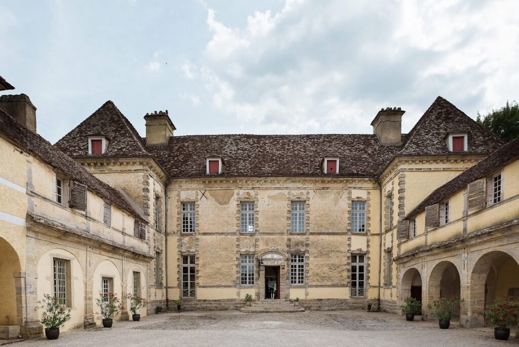 Château d'Entre-Deux-Monts: A Seventeenth-Century Historic Estate near Nuits-Saint-Georges 2 Château d'Entre-Deux-Monts