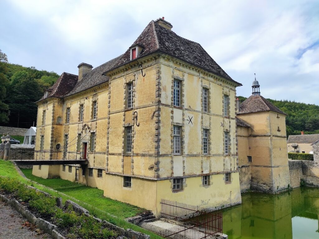 Château d'Entre-Deux-Monts: A Seventeenth-Century Historic Estate near Nuits-Saint-Georges 3 Château d'Entre-Deux-Monts