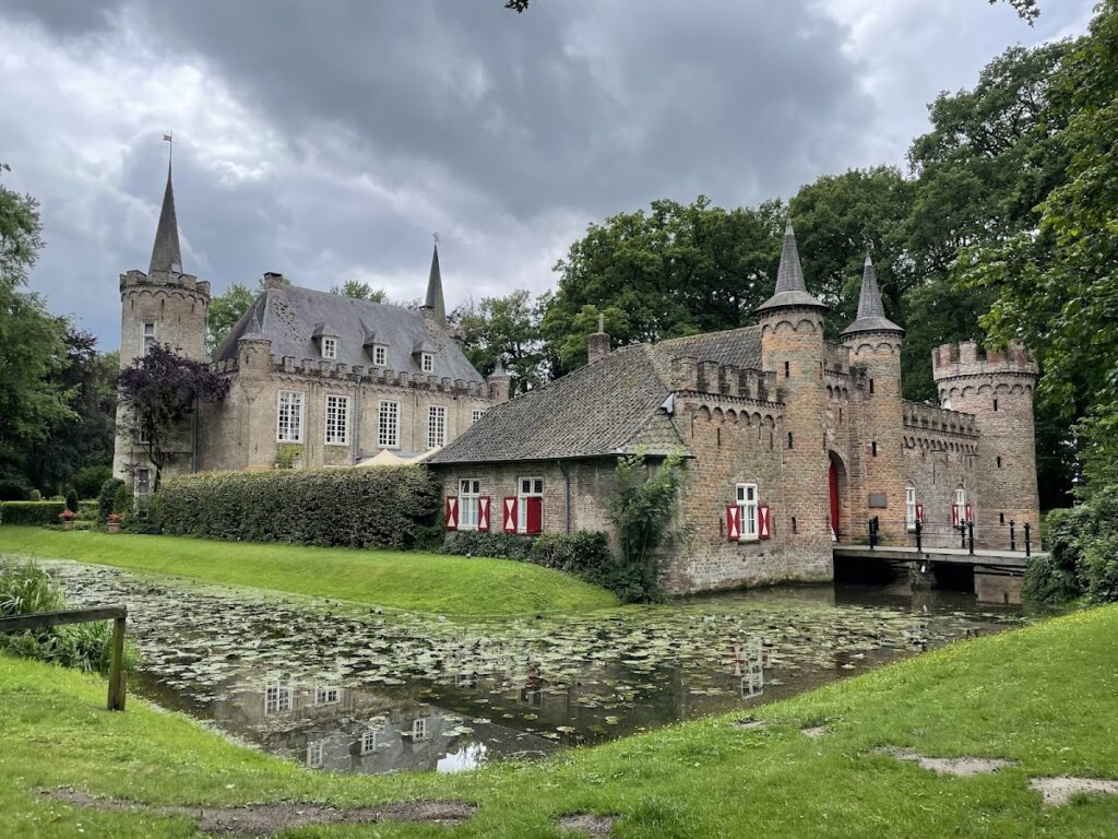 Henkenshage: A Fortified Manor House in the Netherlands 2 Henkenshage
