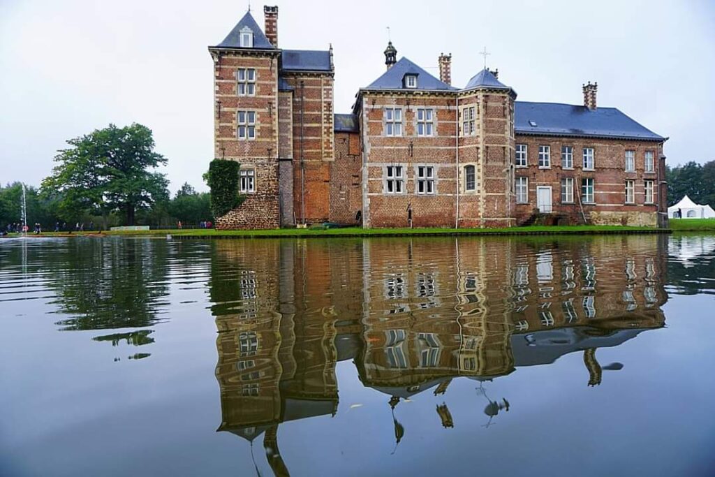 Vogelsanck Castle: Administrative Seat and Moated Estate in Belgium 1 Vogelsanck Castle