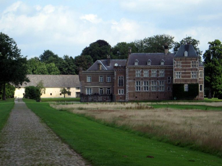Vogelsanck Castle: Administrative Seat and Moated Estate in Belgium