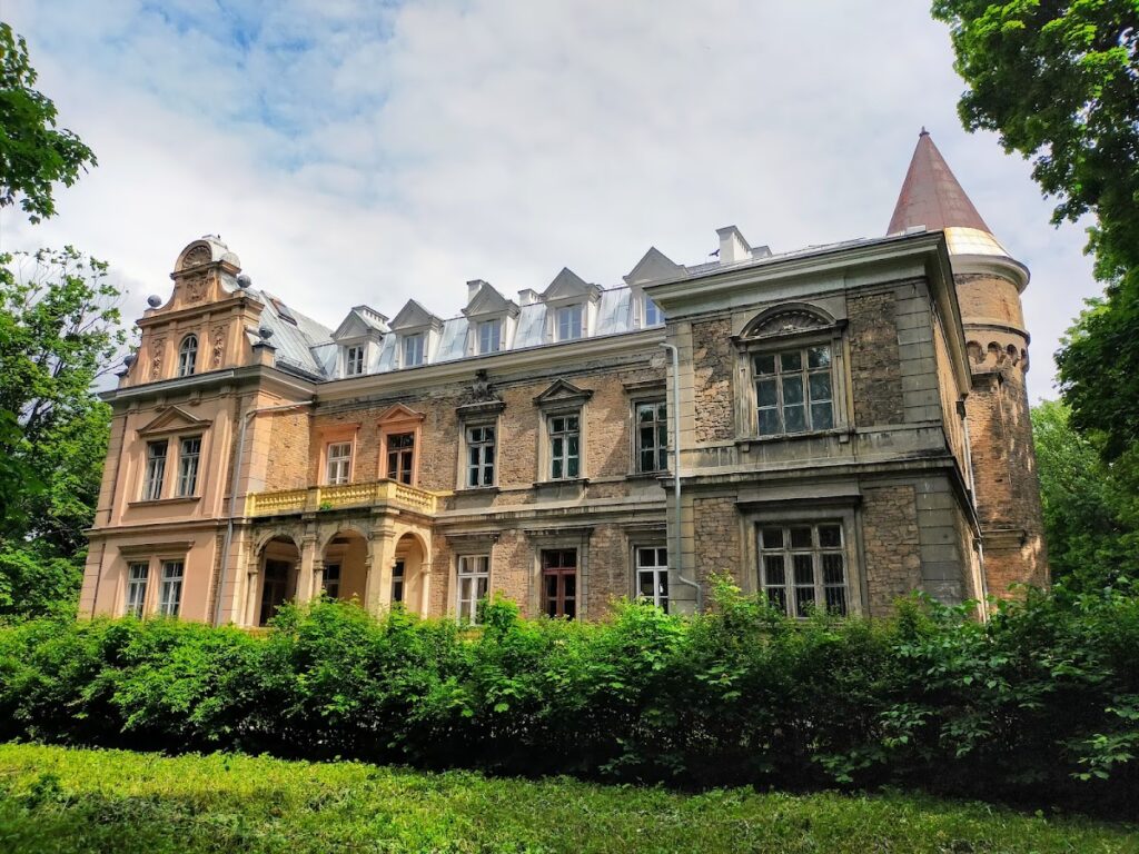 Palace in Łopuszno: A Historicist Family Residence in Poland 2 Palace in Łopuszno