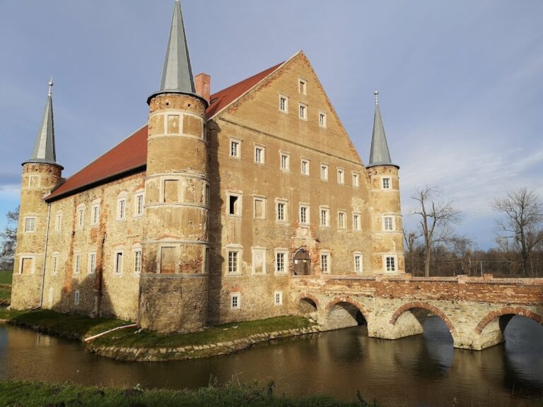 Manor in Piotrowice Świdnickie: A Renaissance Water Castle in Poland