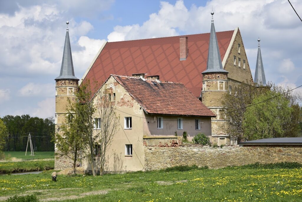 Manor in Piotrowice Świdnickie: A Renaissance Water Castle in Poland 3 Manor in Piotrowice Świdnickie