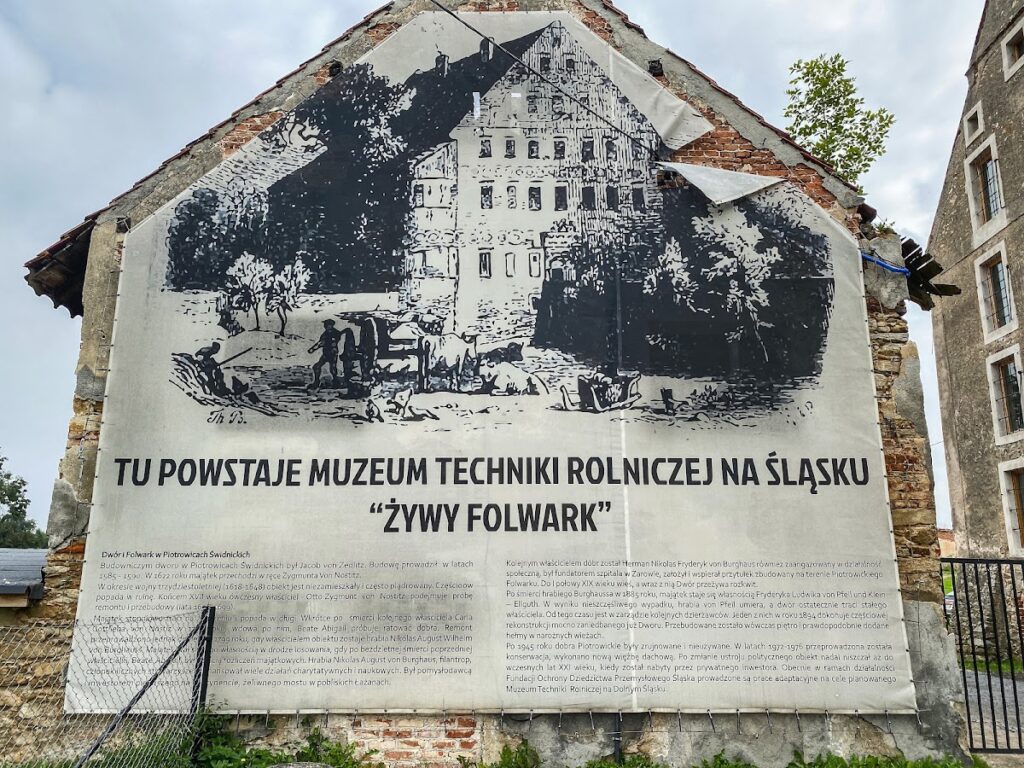 Manor in Piotrowice Świdnickie: A Renaissance Water Castle in Poland 4 Manor in Piotrowice Świdnickie