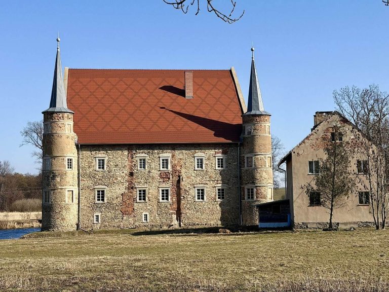 Manor in Piotrowice Świdnickie: A Renaissance Water Castle in Poland