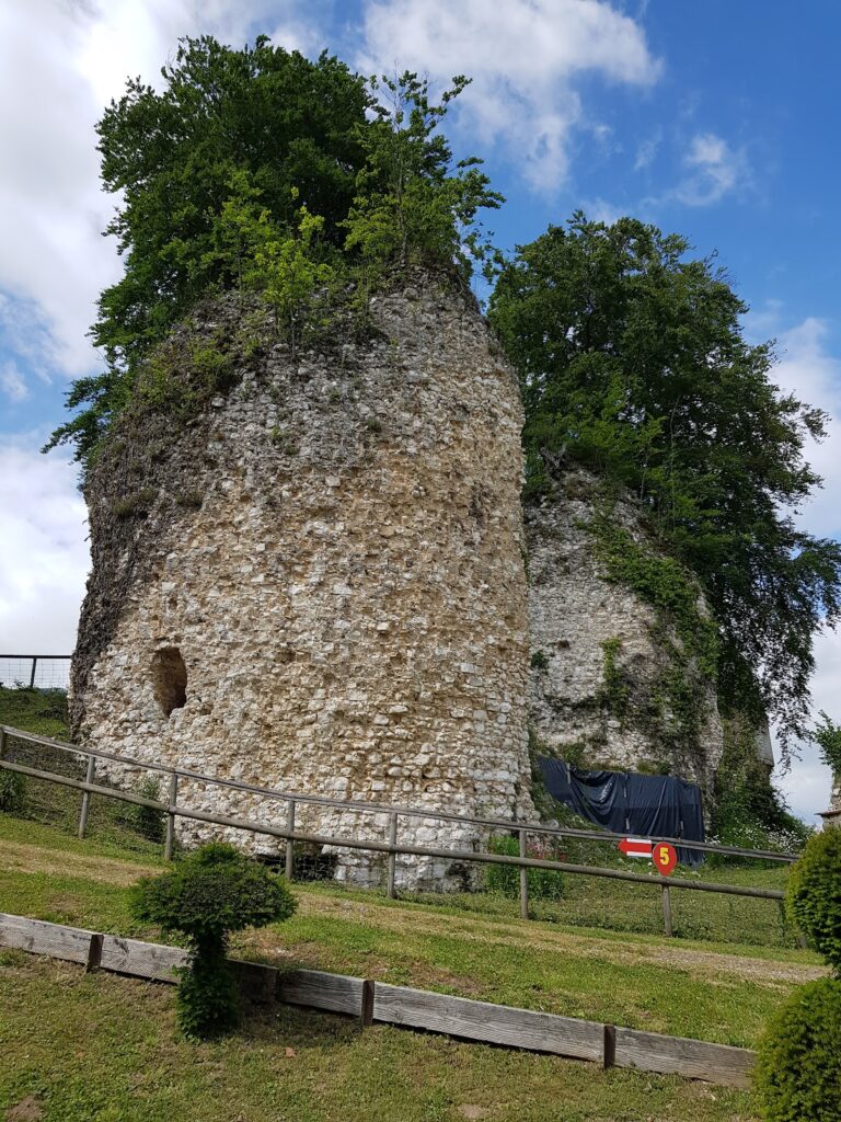 Château de Fressin: A Fifteenth-Century Fortified Castle 3 Château de Fressin