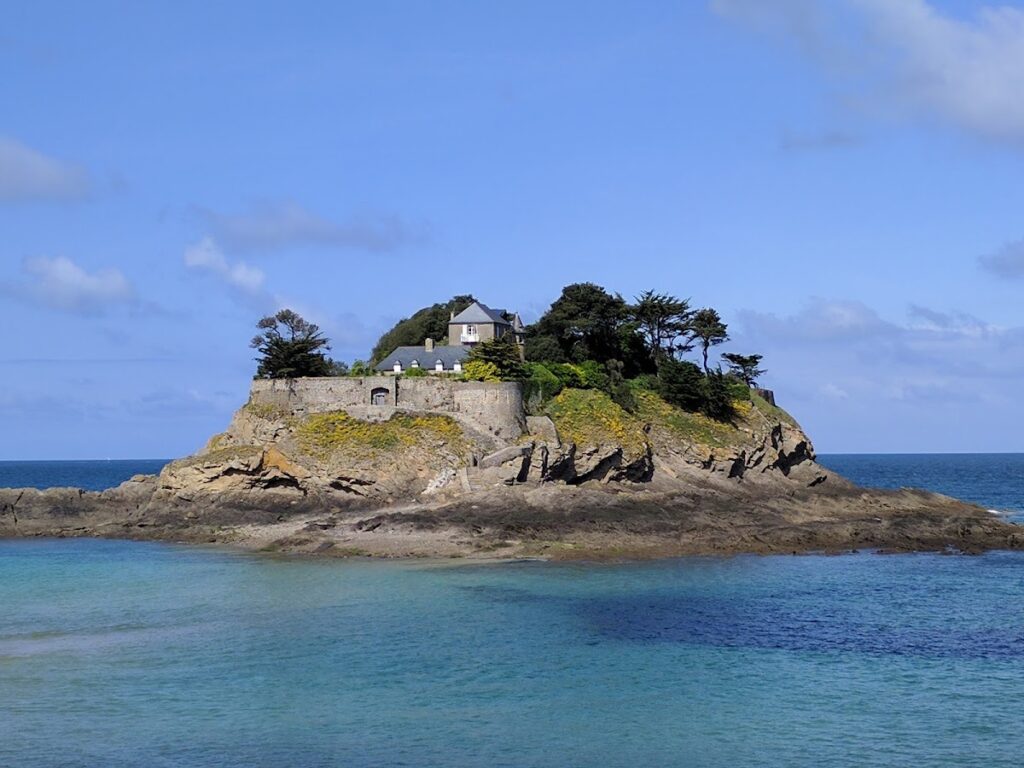 Fort Du Guesclin: A Coastal Fortification in Brittany 1 Fort Du Guesclin