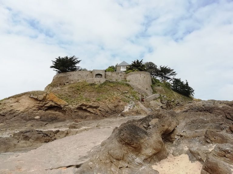 Fort Du Guesclin: A Coastal Fortification in Brittany