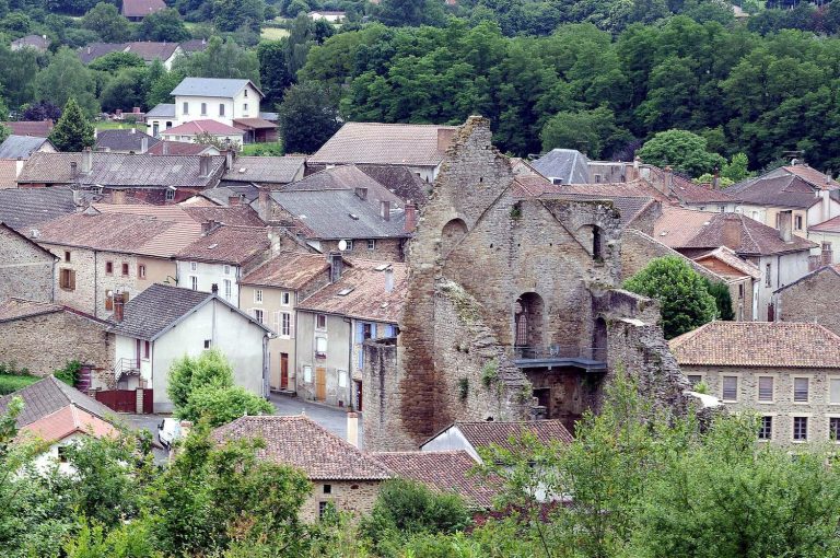 Château de Châlus Maulmont: A Medieval Residence and Fortress in France