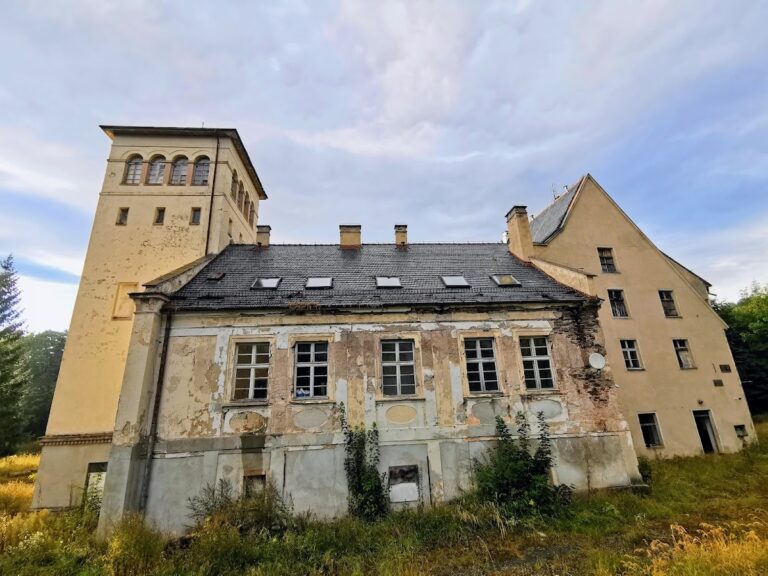 Palace in Jeleniów: A Multi-Phase Estate Residence in Poland