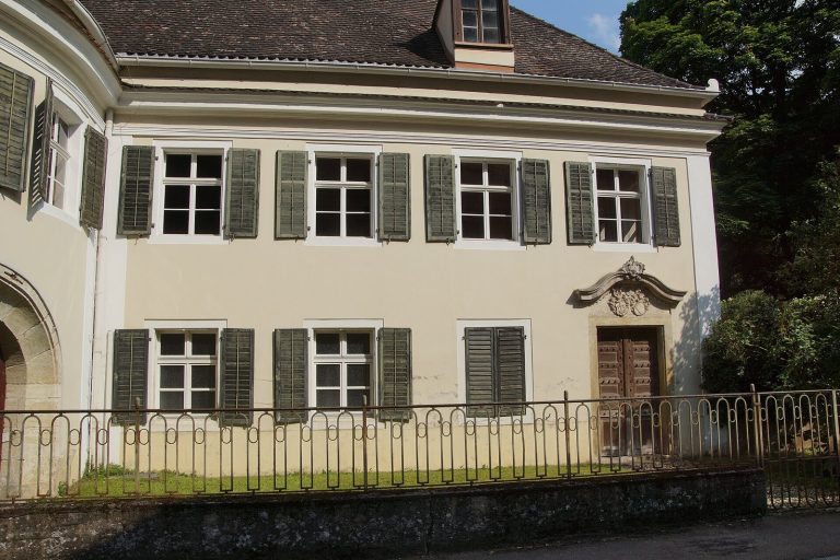 Schloss Etterzhausen: A Castle and Former Manorial Seat in Germany