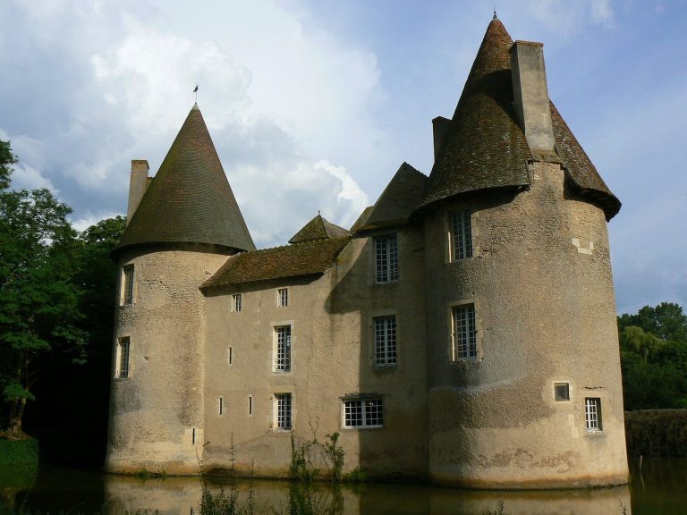 Château du Marais, Nièvre: A Medieval Fortified Estate in France