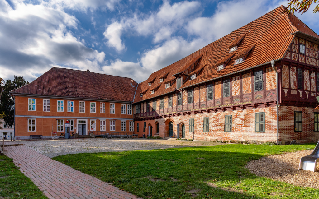 Elbschloss Bleckede: A Medieval Castle and Later Palace Complex in Germany 1 Elbschloss Bleckede
