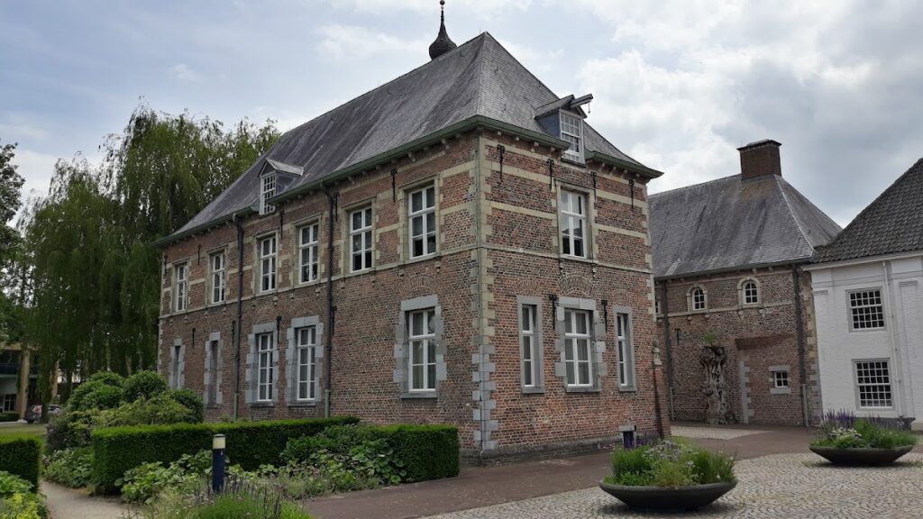 Kasteel Dommelrode: A Fortified House and Municipal Landmark in the Netherlands 1 Kasteel Dommelrode