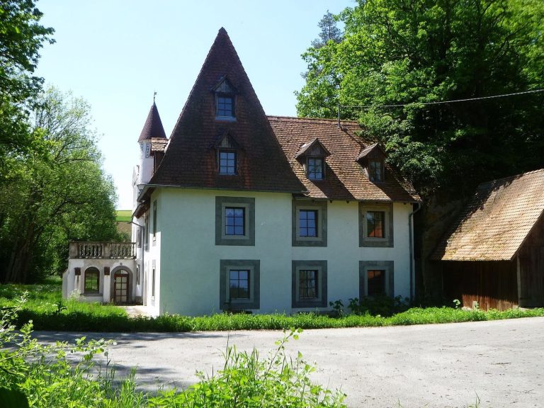 Schloss Außenstein: A Medieval Castle Complex in Austria