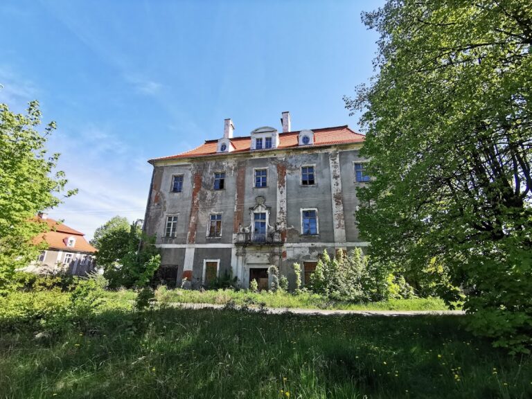 Palace in Dobromierz: A Baroque Estate Residence in Poland