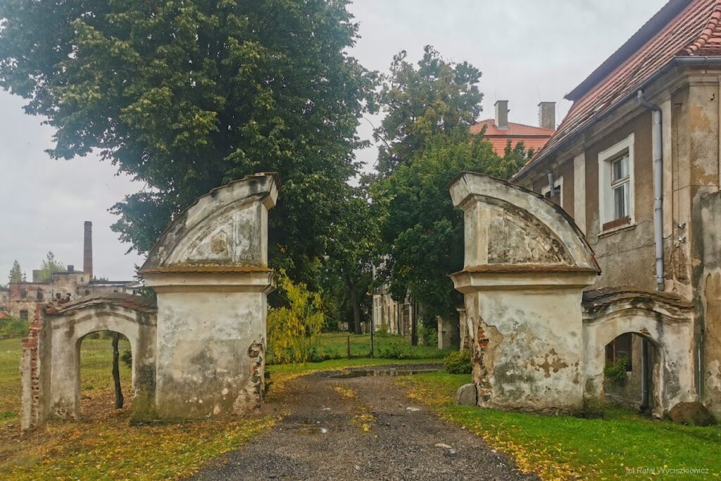 Palace in Dobromierz: A Baroque Estate Residence in Poland 2 Palace in Dobromierz