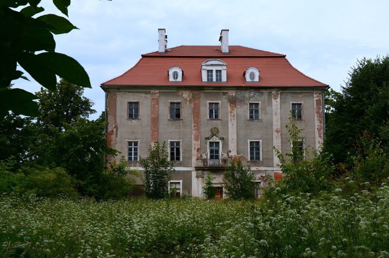 Palace in Dobromierz: A Baroque Estate Residence in Poland