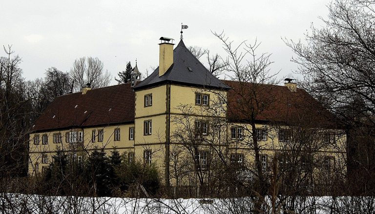 Schloss Ledenburg: A Moated Castle in Germany