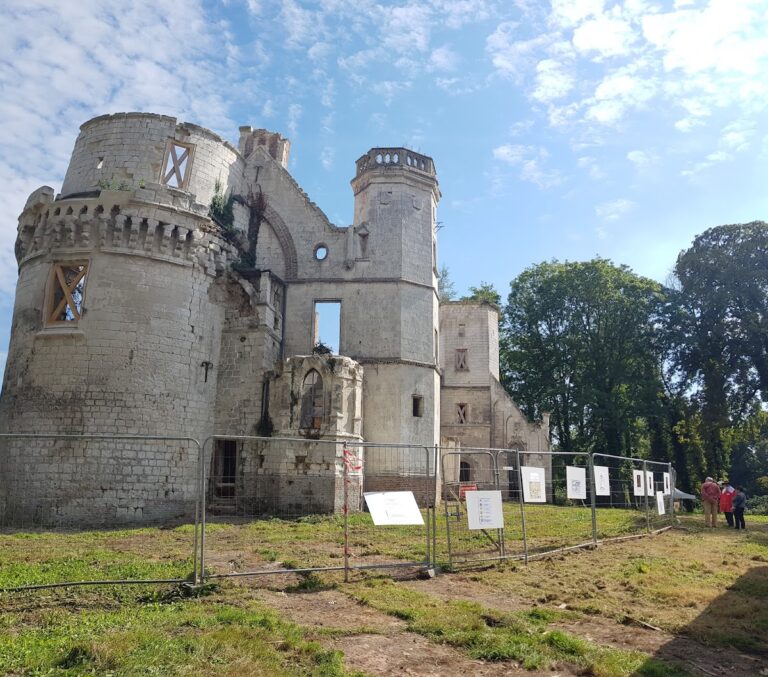 Château de Pont-Remy: A Fortified Residence on the Somme in France