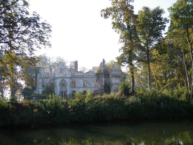 Château de Pont-Remy: A Fortified Residence on the Somme in France
