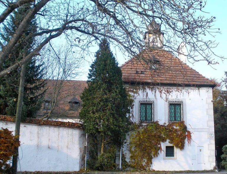 Schloss Weyer: A Historic Estate and Castle in Gmunden, Austria