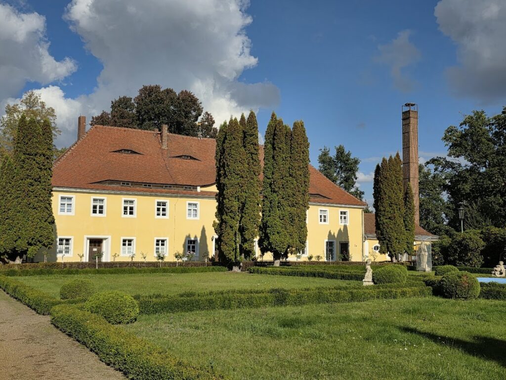 Schloss Milkel: A Baroque Moated Country Estate in Germany 2 Schloss Milkel