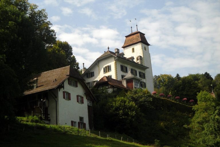 Rümligen Castle: A Medieval Castle and Baroque Residence in Switzerland