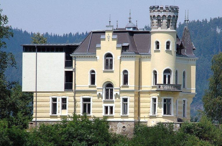 Schloss Reifnitz: A Nineteenth-Century Lakeside Villa in Austria