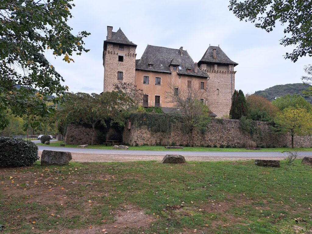 Château d’Entraygues: A Medieval Castle in France 1 Château d'Entraygues
