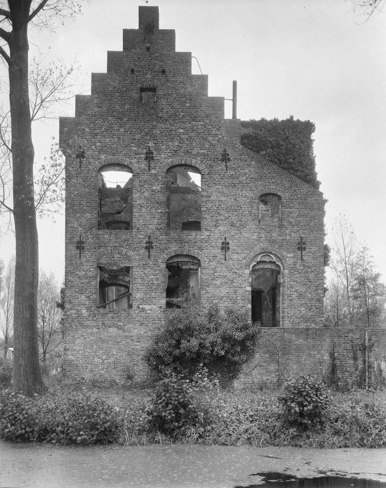 Kasteel Asten: A Medieval Castle Ruin and Outer Bailey in the Netherlands